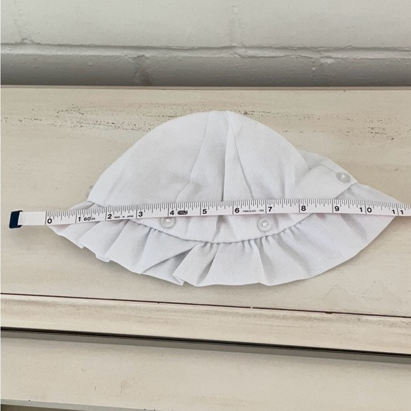 old -style classic white baby girl bonnets, sun hats, pool hats, beach hats - Picture 9 of 9